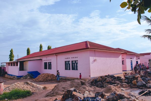 Dans la cour de la Clinique Agape – Vue 3