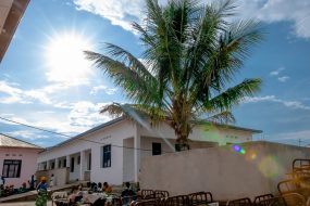 Dans la cour de la Clinique Agape – Zone d’hospitalisation
