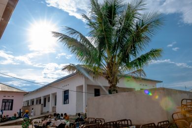 Dans la cour de la Clinique Agape – Zone d’hospitalisation