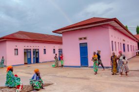 Dans la Cour de la Clinique Agape – Un Lieu de Vie et de Bienveillance
