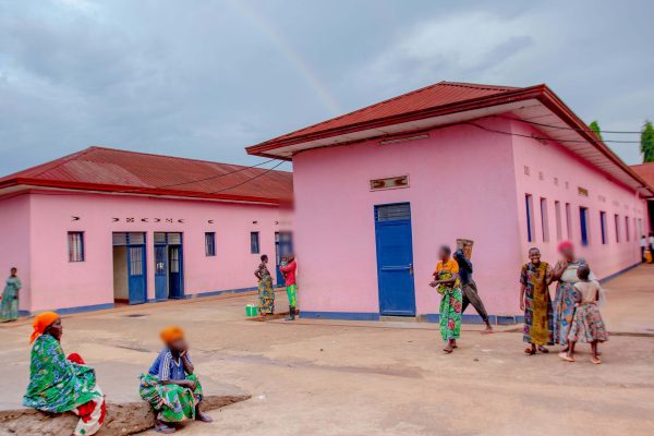 Dans la Cour de la Clinique Agape – Un Lieu de Vie et de Bienveillance