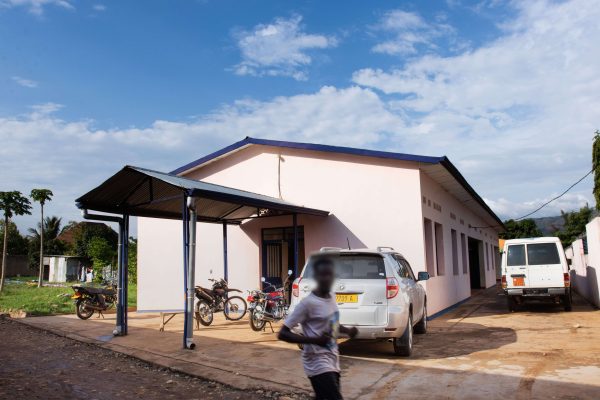 Dans la cour de la Clinique Agape