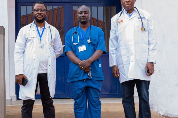 Les médecins de la Clinique Agape à l’entrée